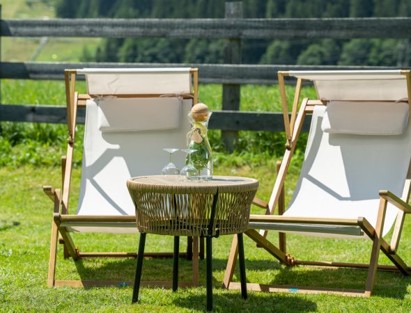 Liegestühle im großzügigen Garten - Appartements in Flachau - Aparthotel Stadler