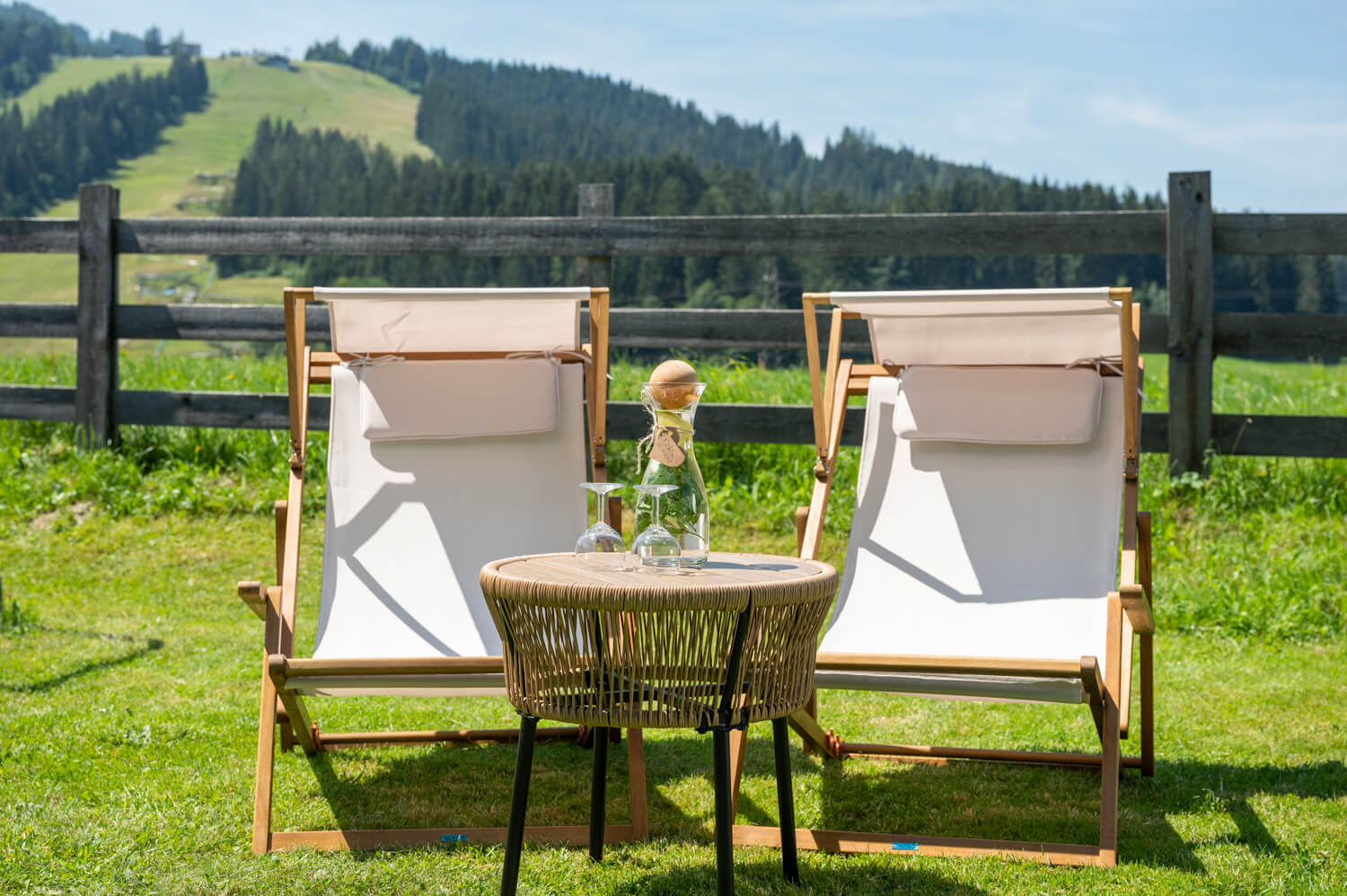 Liegestühle im großzügigen Garten - Appartements in Flachau - Aparthotel Stadler