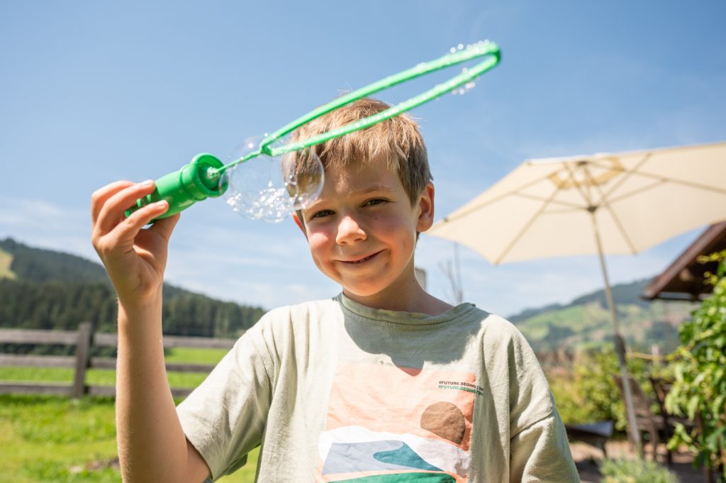 Großer Spielplatz im Garten für die Kinder - Aparthotel Stadler Flachau