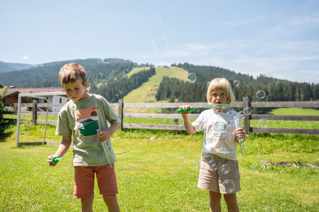 Großer Spielplatz im Garten für die Kinder - Aparthotel Stadler Flachau